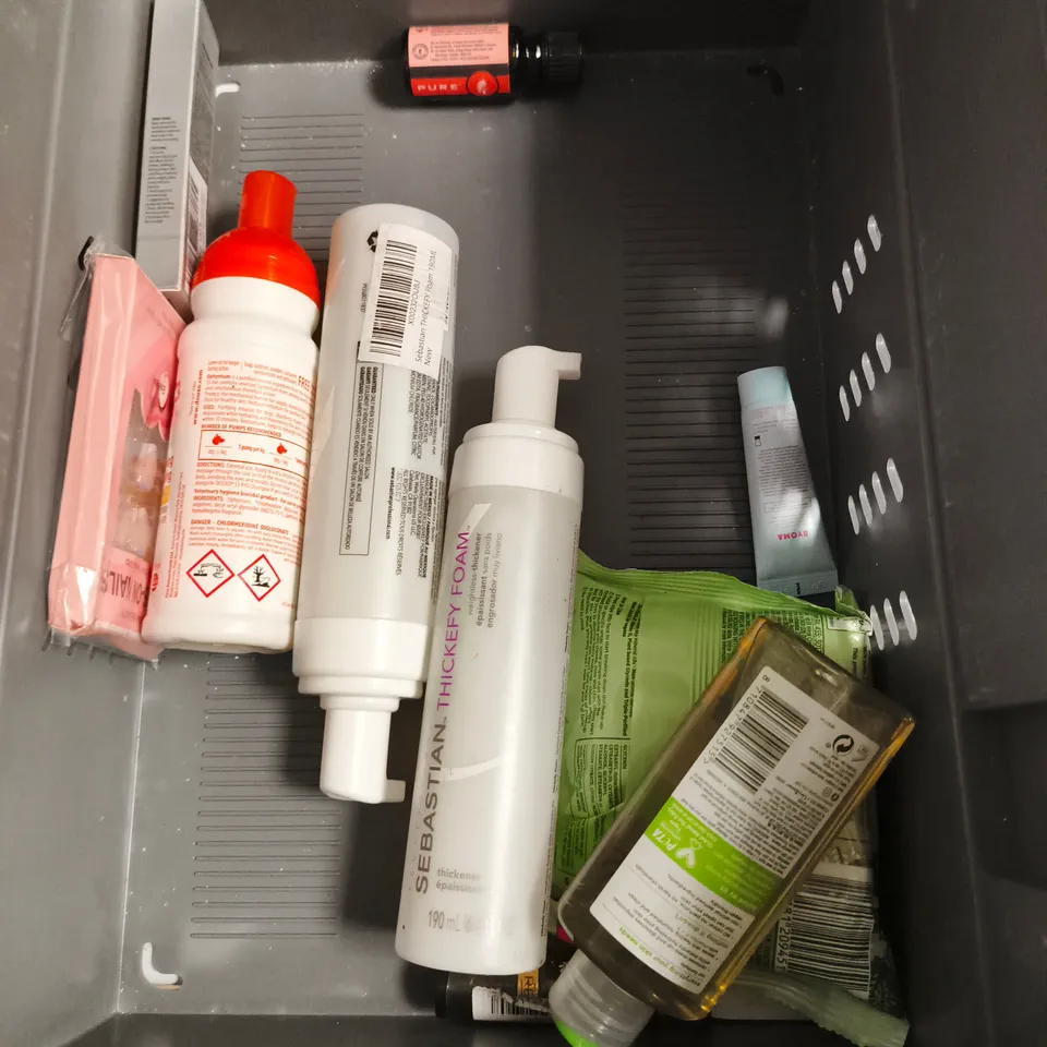 APPROXIMATEY 20 ASSORTED HEALTH AND BEAUTY PRODUCTS TO INCLUDE - WILD DEODORANT REFILLS - DOVE SOAP BARS - SANEX SHOWER GEL - ETC