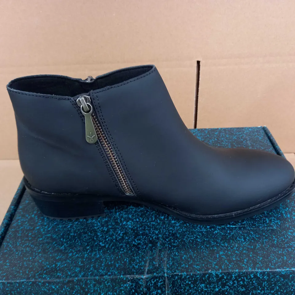 EMU AUSTRALIA "ACTON SILK" BOOTS - UK SIZE 8 - BLACK 