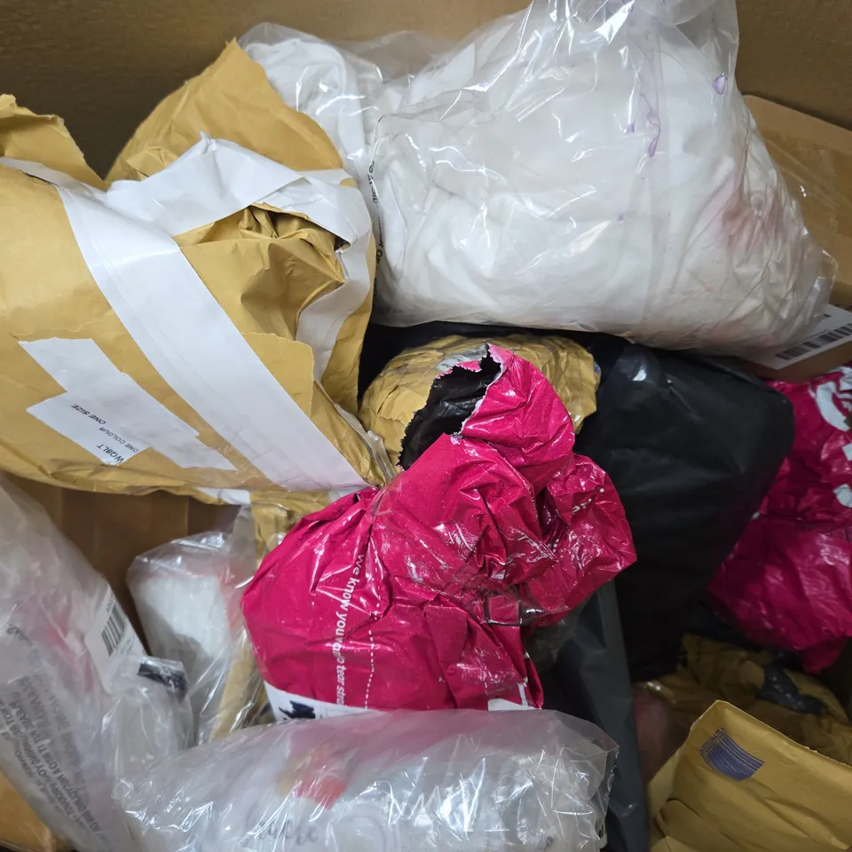 BOX OF APPROXIMATELY 10 ASSORTED HOUSEHOLD ITEMS TO INCLUDE GINGERBREAD PLATE, BAUBLE, ETC - COLLECTION ONLY