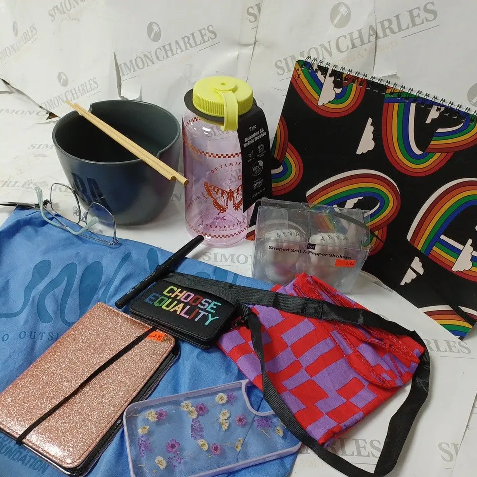 APPROXIMATELY 9 COTTON ON ITEMS INCLUDING BLUE TOTE BAG, PINK WATER BOTTLE, SALT AND PEPPER SHAKERS