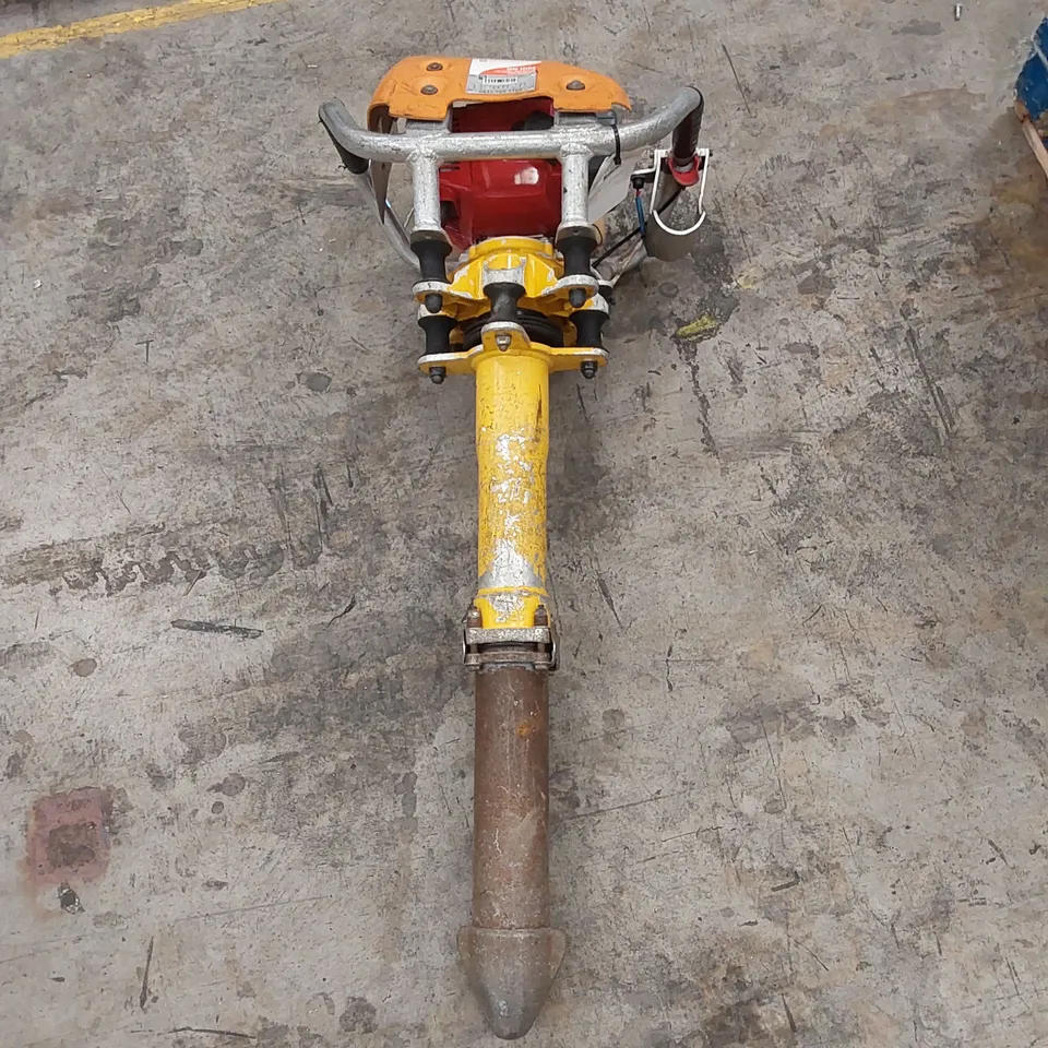 ROBEL 62.05 2 STROKE VERTICAL TAMPER - RAILWAY MAINTENANCE TOOL