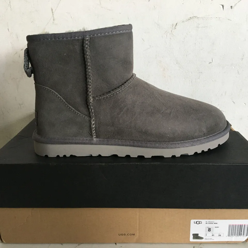 BOXED PAIR OF SIZE 7 UGG FOOTWEAR