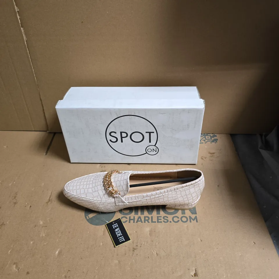 SPOT ON WOMEN'S NUDE CROC-EFFECT LOAFERS WITH GOLD CHAIN – SLIP-ON - UK SIZE 6 
