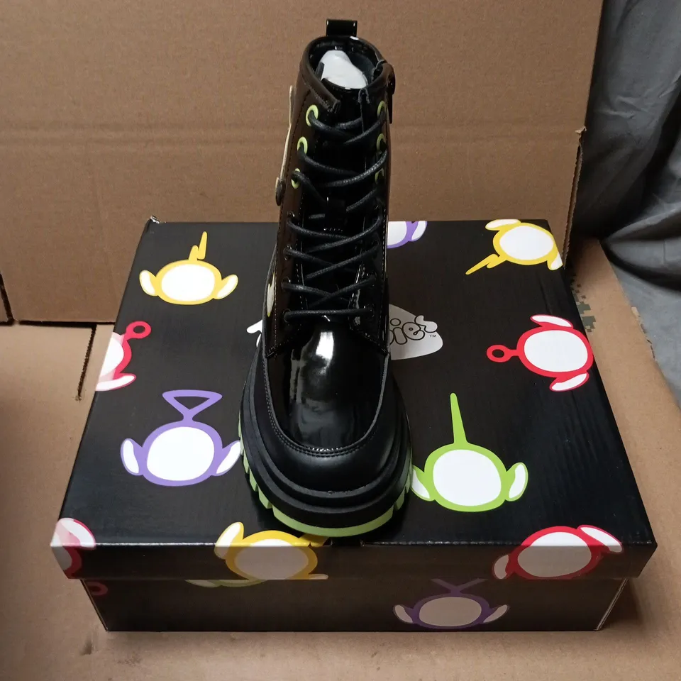 BOXED PAIR OF KOI TUBBYTRONIC KIDZ DIPSY HEAD BOOTS - KIDS UK SIZE 1