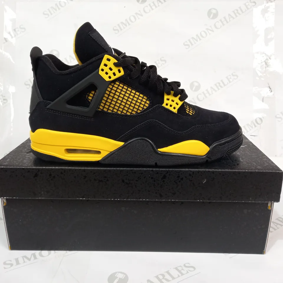 BOXED PAIR OF NIKE AIR JORDAN 4 RETRO SHOES IN BLACK/YELLOW UK SIZE 8.5