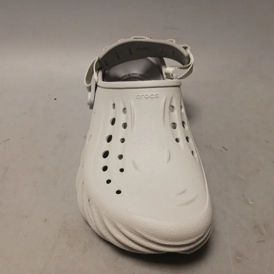 PAIR OF CROCS ECHO CLOGS IN LIGHT GREY UK SIZE M5/W6