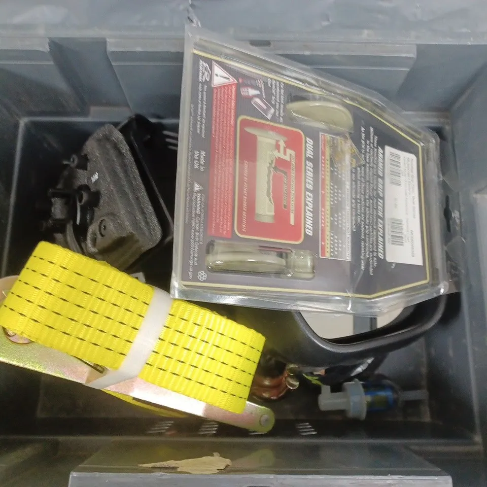 APPROXIMATELY 5 ASSORTED VEHICLE PARTS & ACCESSORIES TO INCLUDE RATCHET STRAPS, WING MIRROR, ARAMID GRIP TECH, ETC