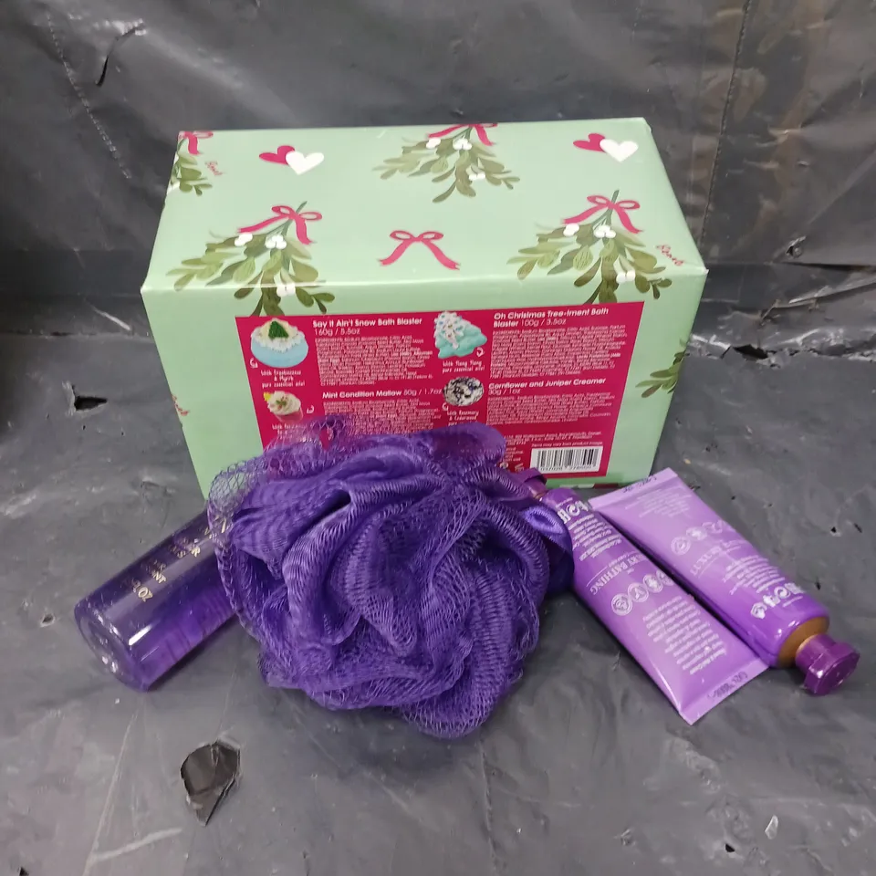 MISTLETOE KISSES GIFT SET 