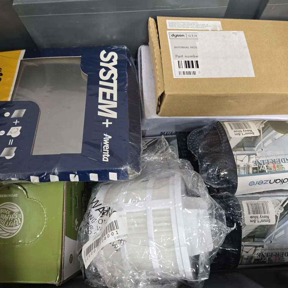 APPROXIMATELY 12 ASSORTED HOUSEHOLD ITEMS TO INCLUDE RAYTID COMPOST BAGS, SOFT COVER NOTEBOOK, DOUBLE BRAIDED POLYESTER FENDER LINE, ETC