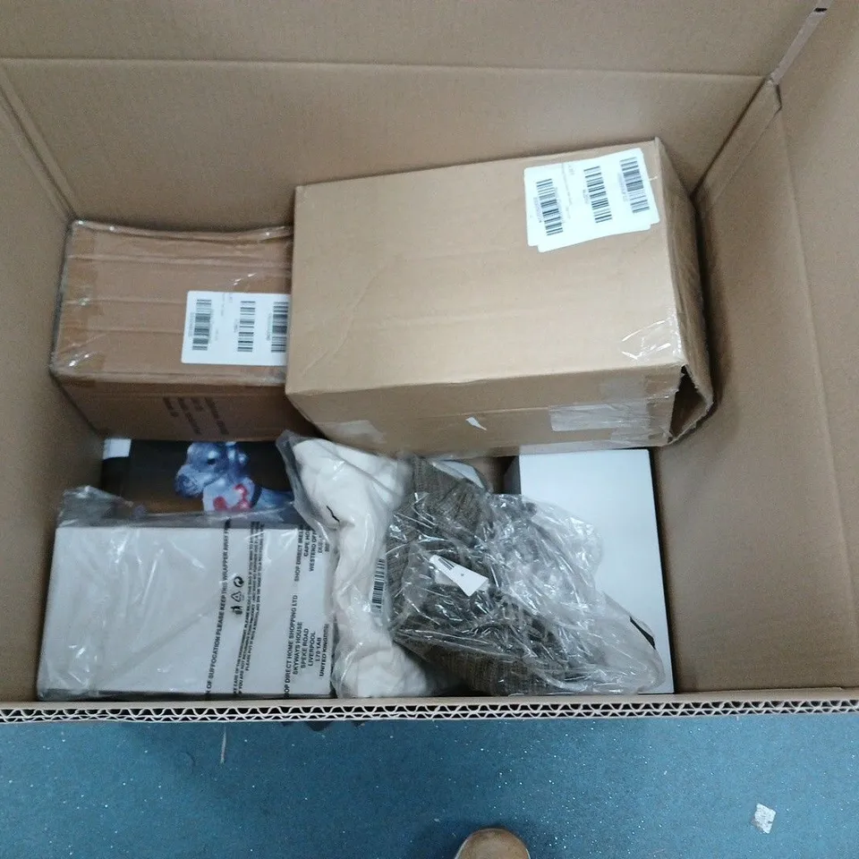 BOX OF APPROXIMATELY 10 HOUSEHOLD ITEMS TO INCLUDE CLOTHING, COSMETICS AND FESTIVE DECOR