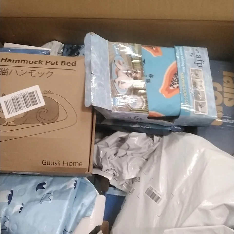 A PALLET CONTAINING A LARGE QUANTITY OF PET SUPPLIES WHICH INCLUDE; COOLING MATS, CAT HAMMOCK PET BED ETC