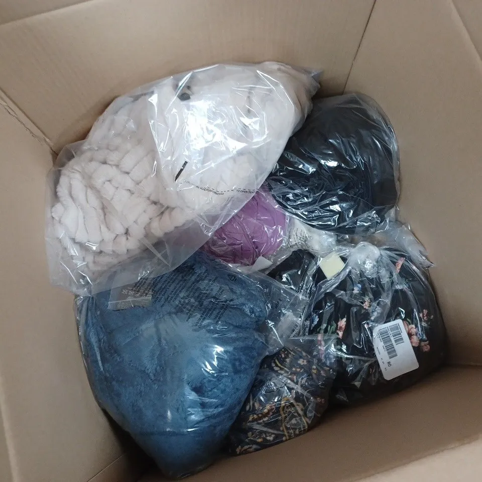 LARGE QUANTITY OF ASSORTED CLOTHING TO INCLUDE COATS, JUMPERS, FLEECES, ETC