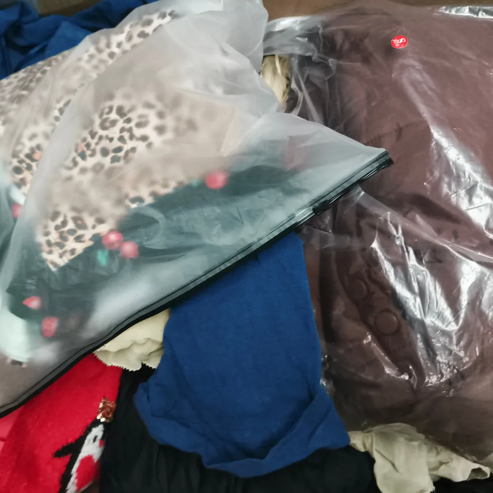 APPROXIMATELY 20 ASSORTED CLOTHING AND FASHION PRODUCTS IN VARIOUS STYLES AND SIZES - COLLECTION ONLY