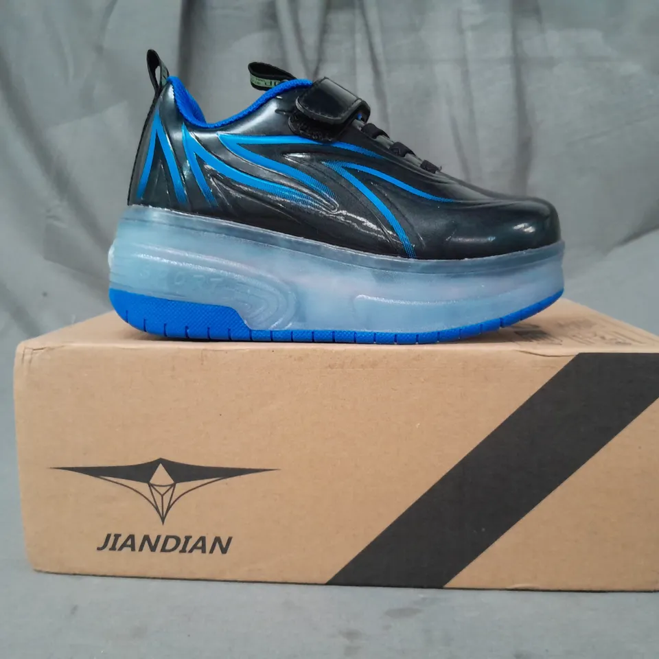 BOXED PAIR OF JIANDIAN WHEELED TRAINERS IN BLACK/BLUE EU SIZE 30