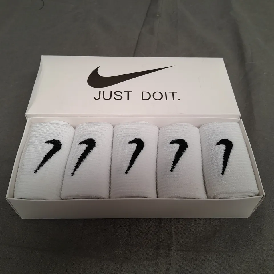 BOXED NIKE JUST DO IT WHITE SOCKS - SIZE UNSPECIFIED 