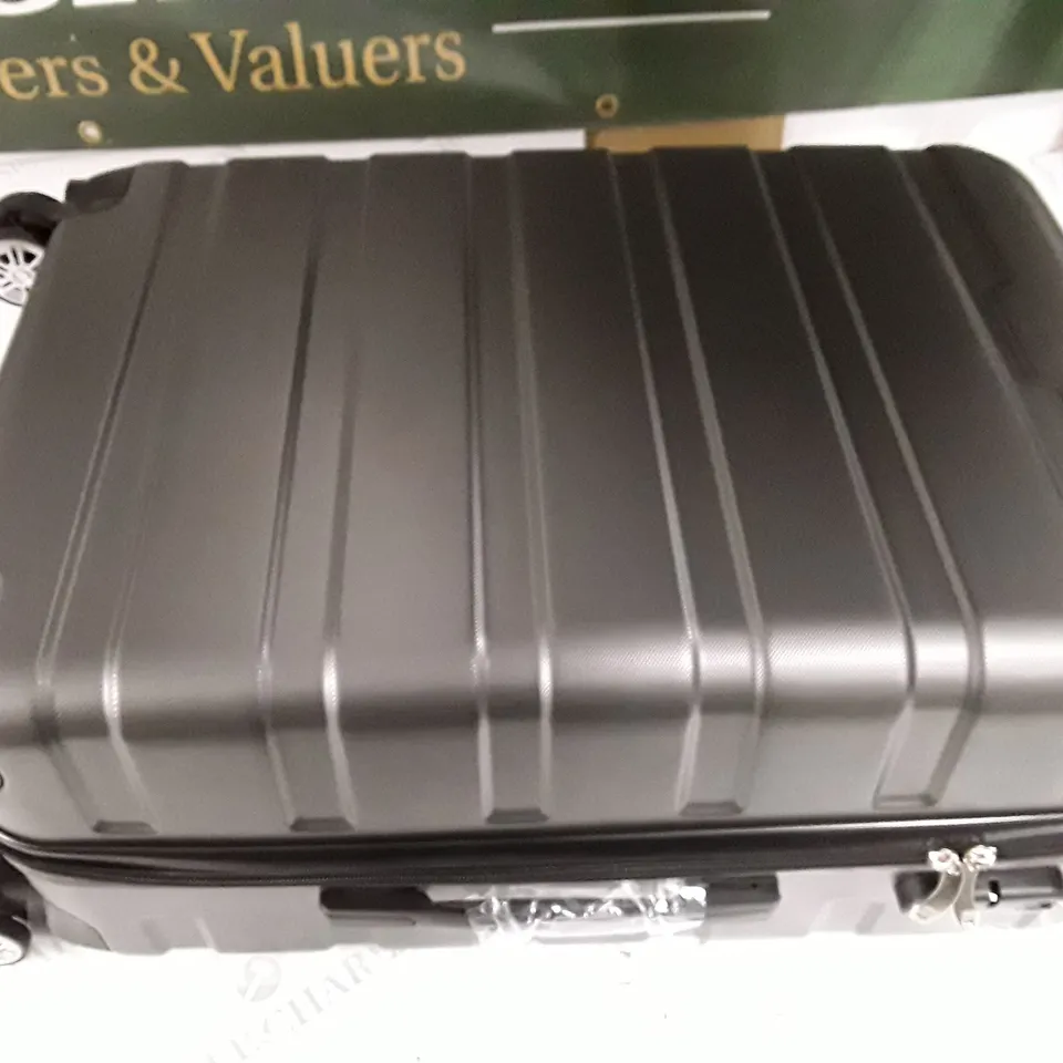 HARD SHELLED WHEELED LUGGAGE CASE IN GREY