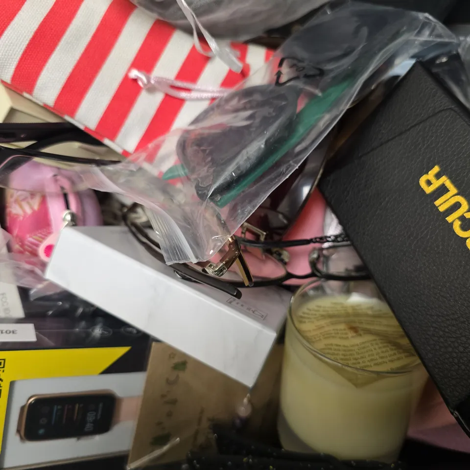 APPROXIMATELY 15 ASSORTED ITEMS TO INCLUDE - CITRON WATCH , SUNGLASSES ETC