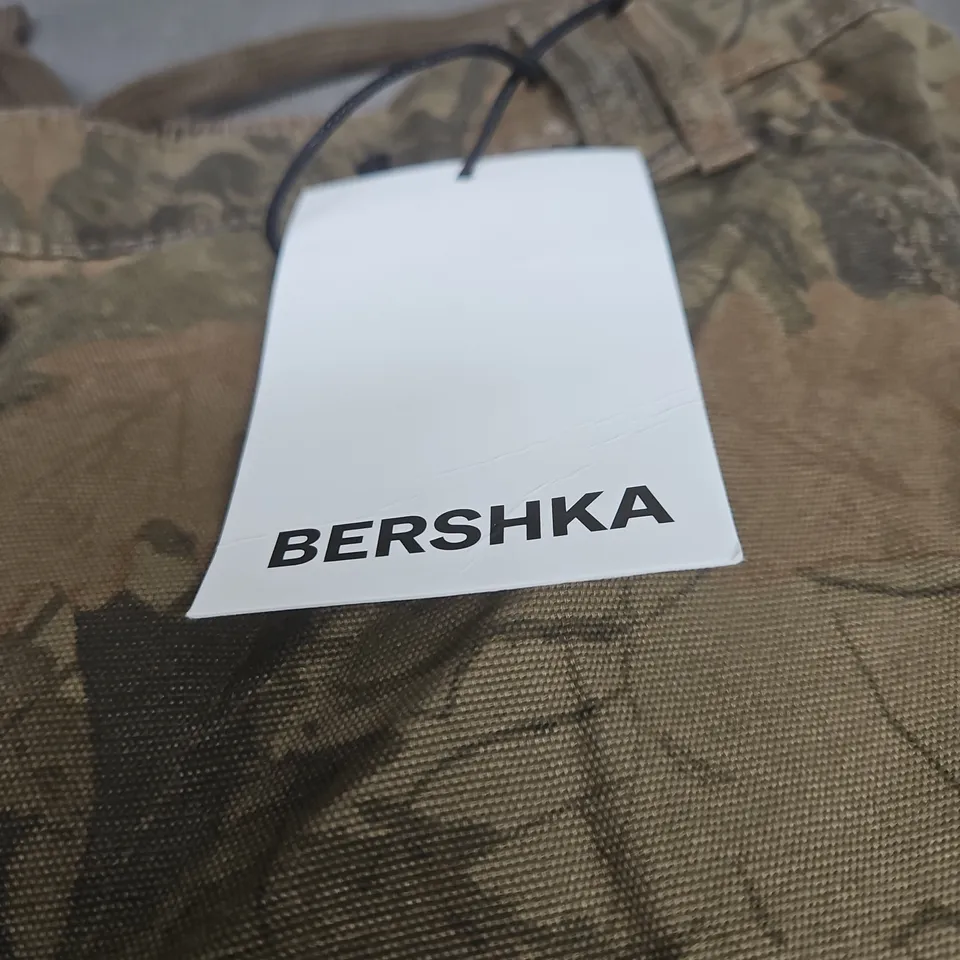 BERSHKA MEN'S CAMOUFLAGE CARGO SHORTS – UK 30 (MEX 30)