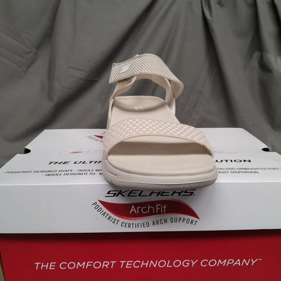 BOXED PAIR OF SKECHERS GO WALK OPEN TOE LOW WEDGE SANDALS IN CREAM SIZE 7