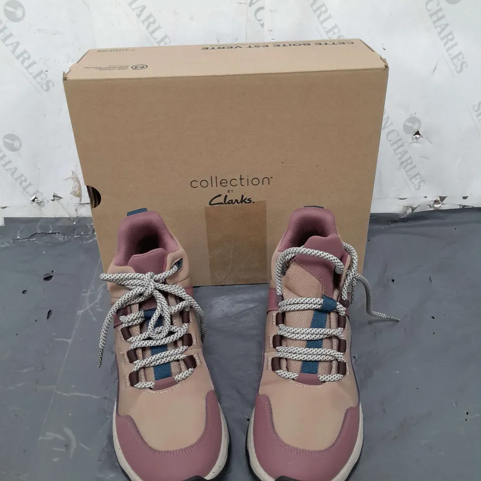 BOXED PAIR OF CLANKS JAUNT LO BOOTS TAUPE COMBINATION UK 6