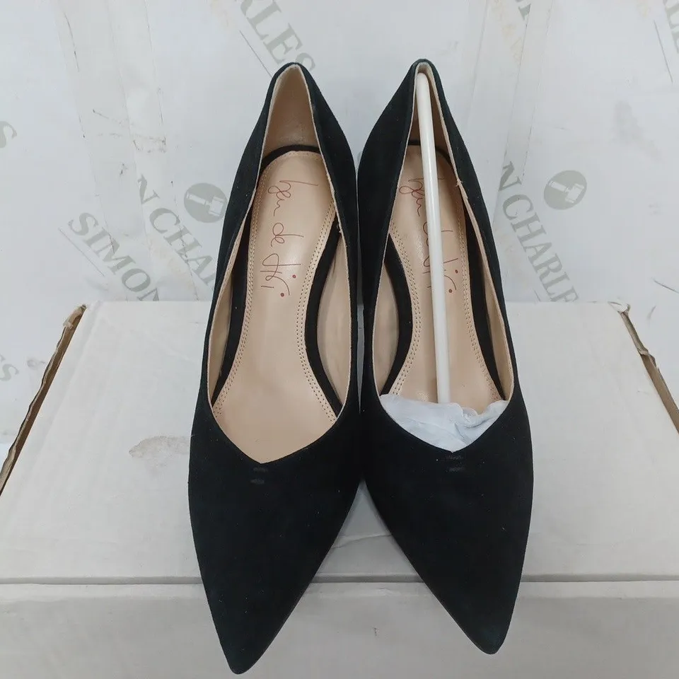 PAIR OF BEN DE LISI BAR -TAC SUEDE COURT SHOES IN BLACK - UK 4