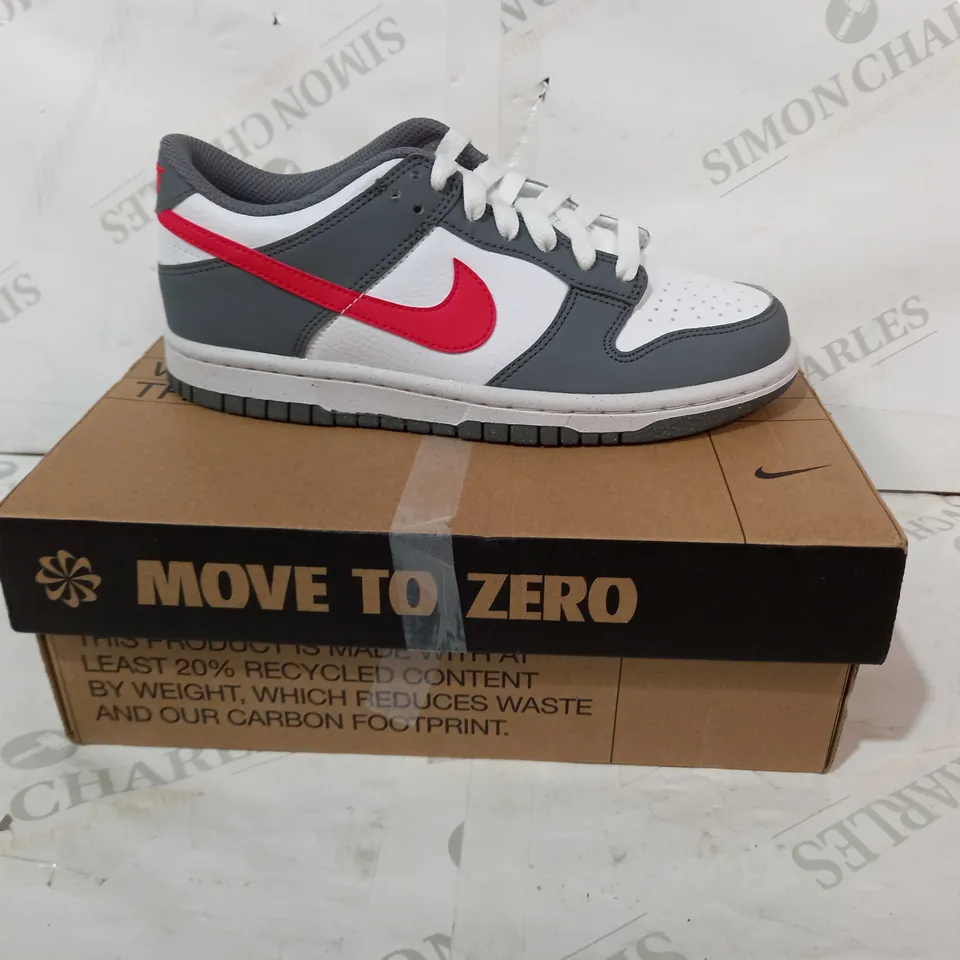 BOXED PAIR OF NIKE DUNK LOW TRAINERS IN WHITE/GREY/RED UK SIZE 3.5