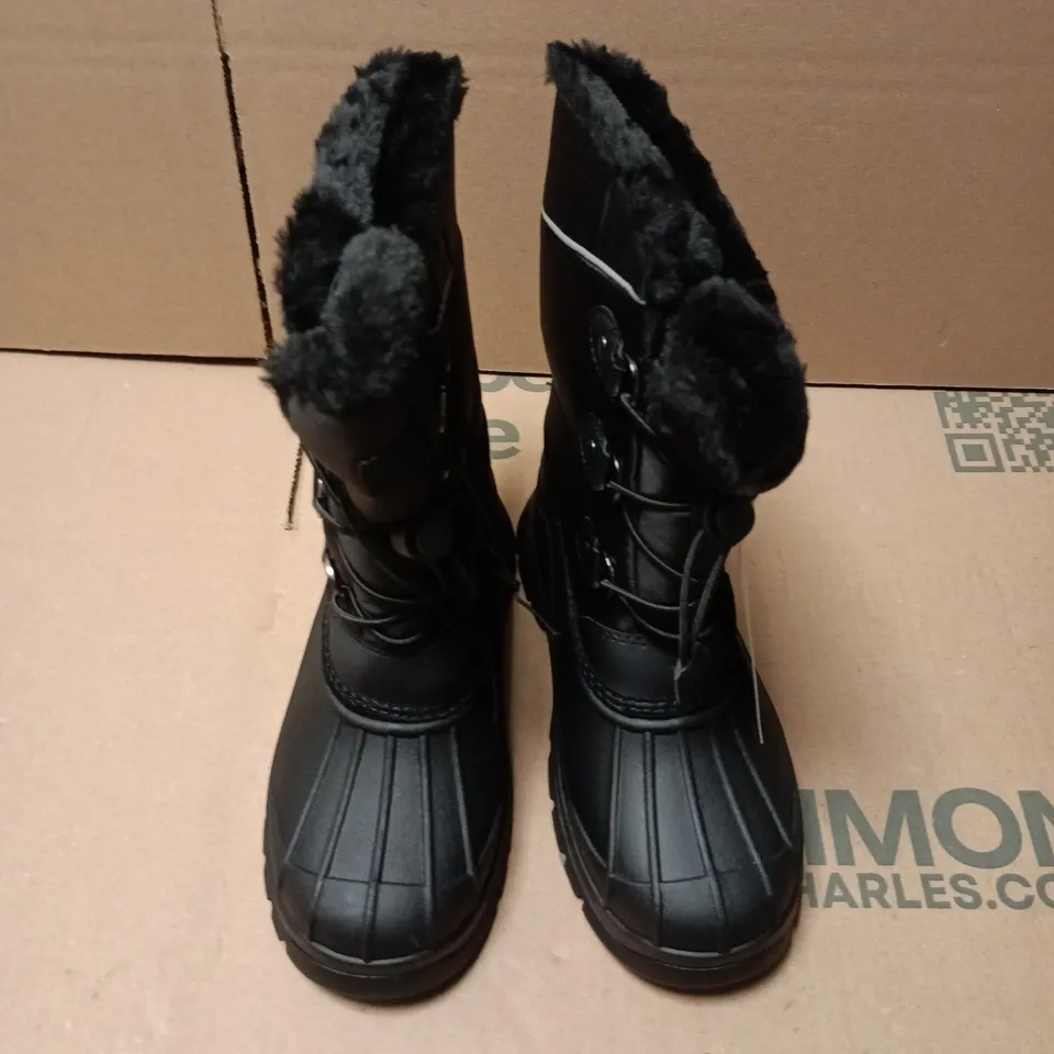 MOUNTAIN WAREHOUSE WHISTLER KIDS ADAPTIVE FLEECE LINED SNOW BOOTS IN BLACK - UK 1