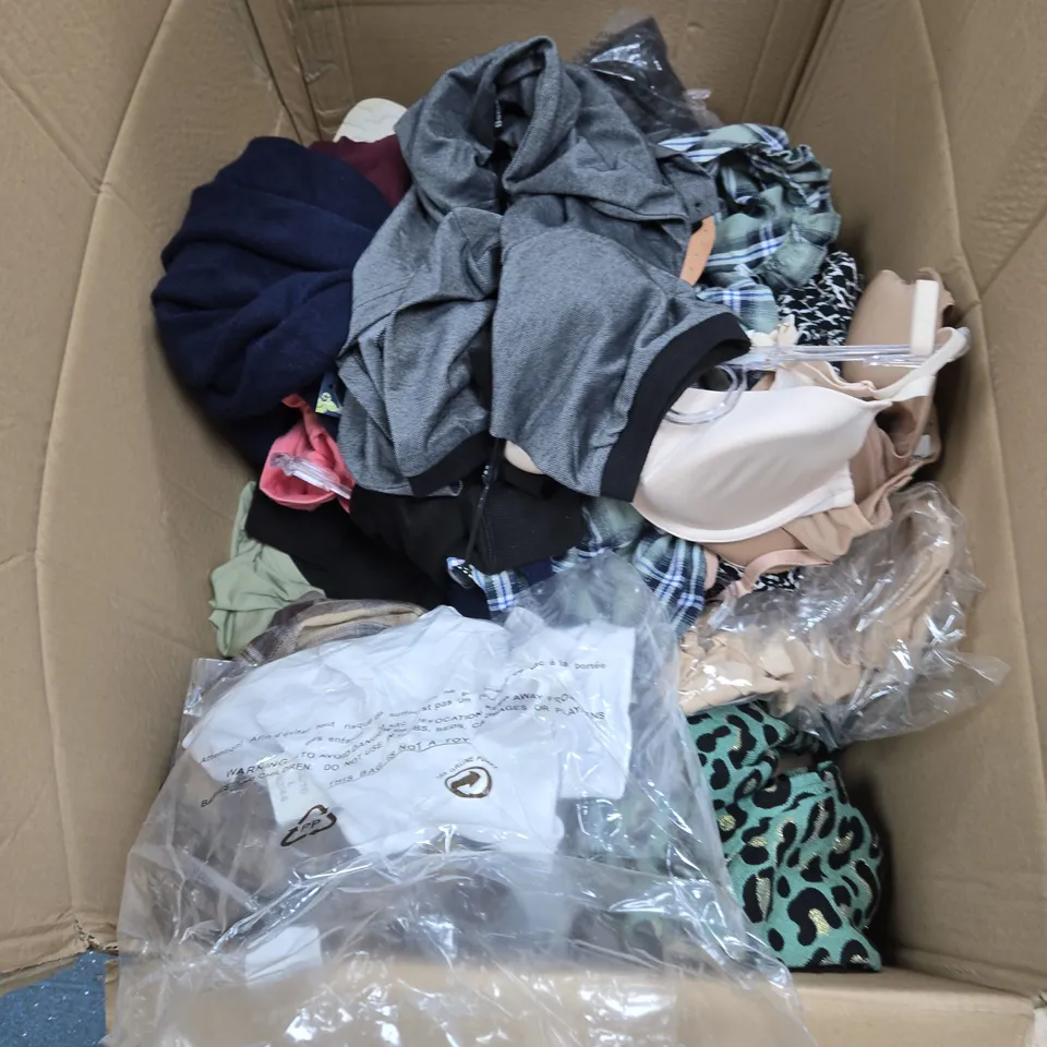 BOX OF APPROXIMATELY 15 ASSORTED CLOTHING AND SHOES ITEMS IN VARIOUS COLOURS, SIZES AND STYLES