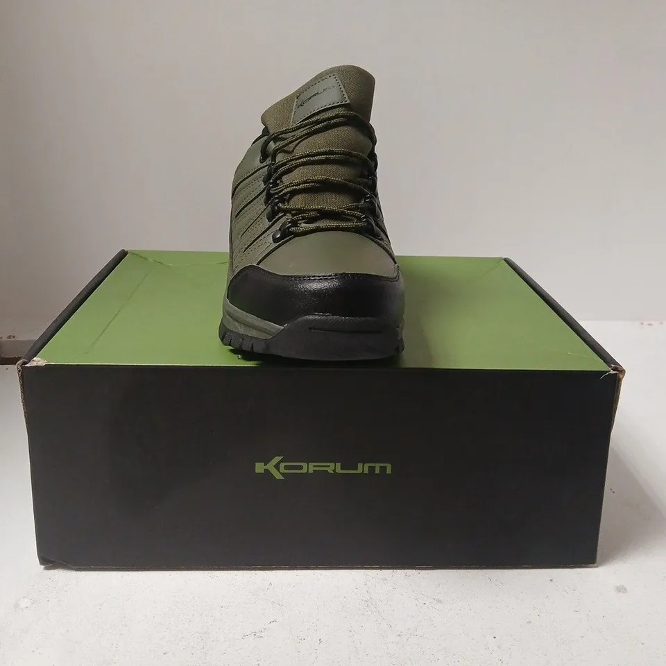 BOXED PAIR OF KORUM SUPERSEAL WALKING SHOES IN GREEN/BLACK SIZE UK 10