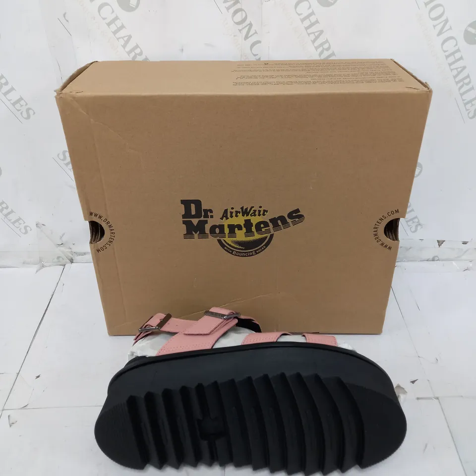 BOXED PAIR OF DR MARTENS VOSS II QUAD PEACH BEIGE UK 7 