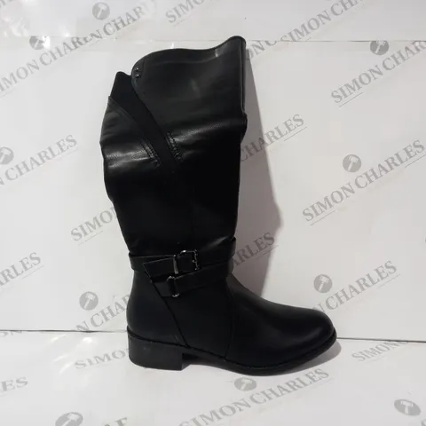 BOXED PAIR OF DESIGNER BELOW KNEE BOOTS IN BLACK EU SIZE 38