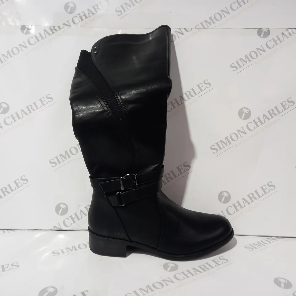 BOXED PAIR OF DESIGNER BELOW KNEE BOOTS IN BLACK EU SIZE 38