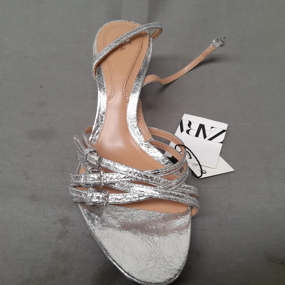 BOXED PAIR OF ZARA OPEN TOE HEELED SANDALS IN METALLIC SILVER EU SIZE 37