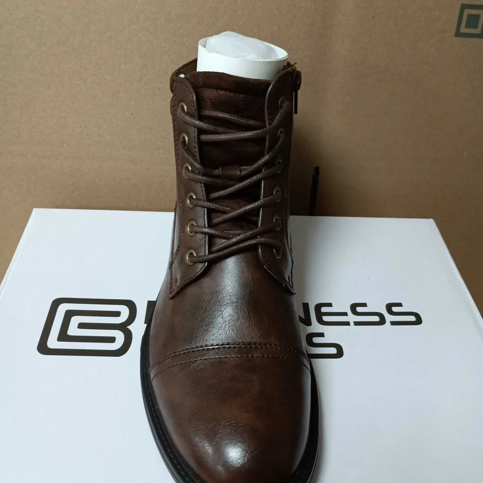 BOXED PAIR OF BUSINESS CLASS MENS BROWN LEATHER BOOTS - UK SIZE 8