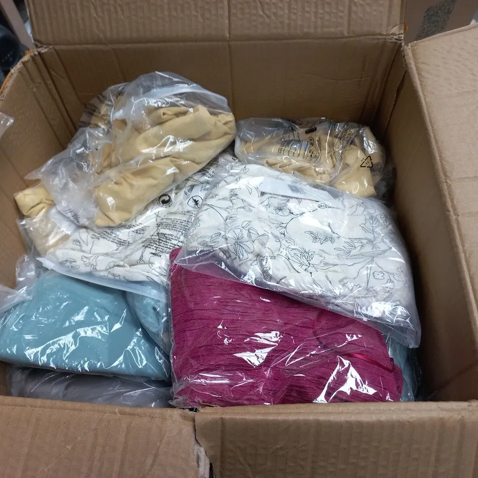LOT OF APPROXIMATELY 20 ASSORTED CLOTHING ITEMS TO INCLUDE REGATTA AND LA MAREY - UNCHECKED SIZES