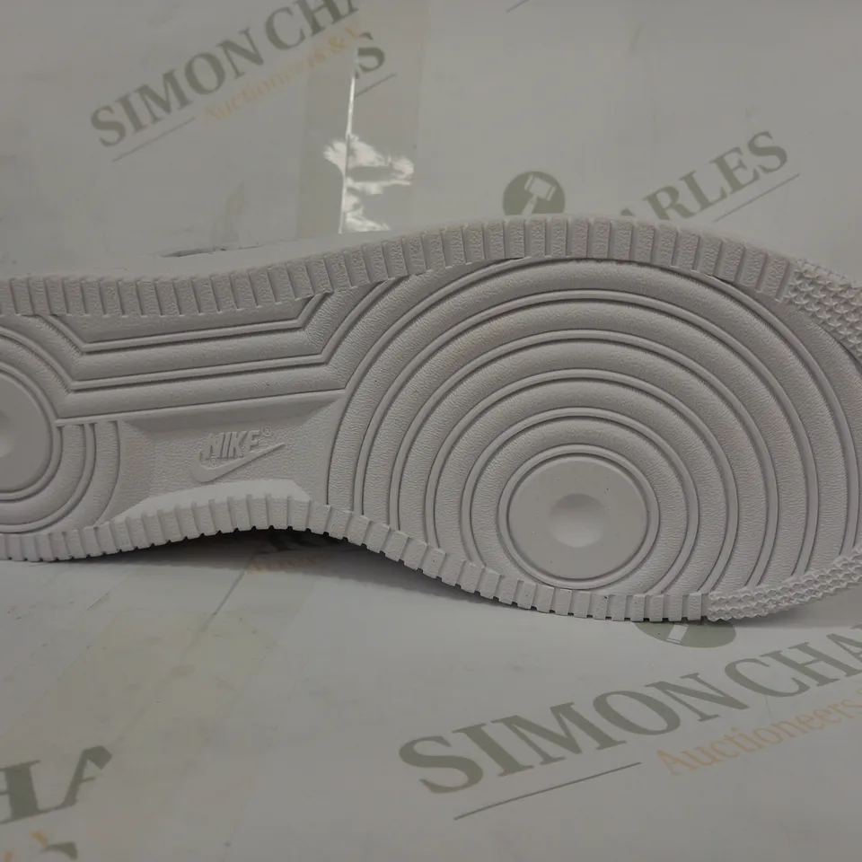 BOXED PAIR OF NIKE AIR FORCE 1 SHOES IN WHITE UK SIZE 8