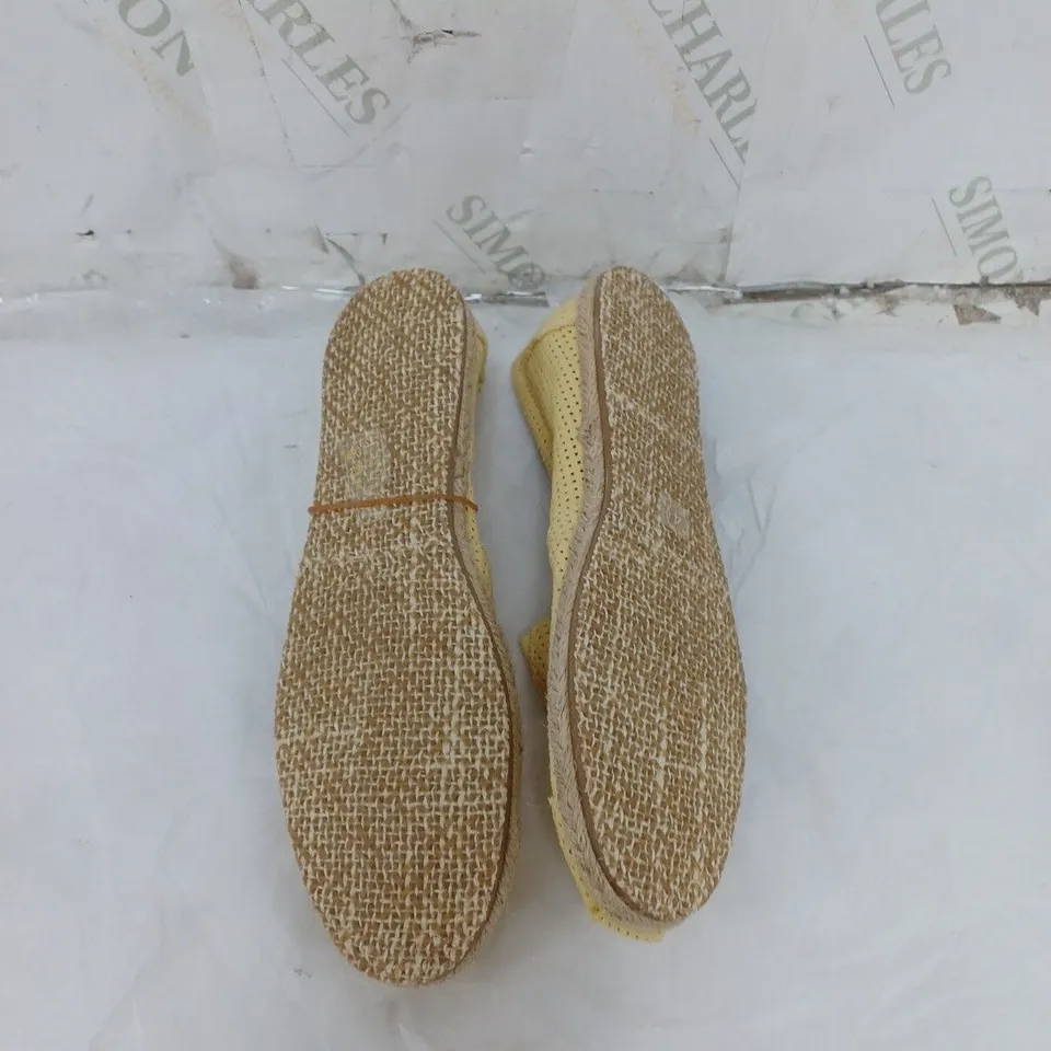 LARGE BOX OF APPROXIMATELY 10 UNBOXED YELLOW AND BLACK SLIP-ON PUMPS IN VARIOUS SIZES 