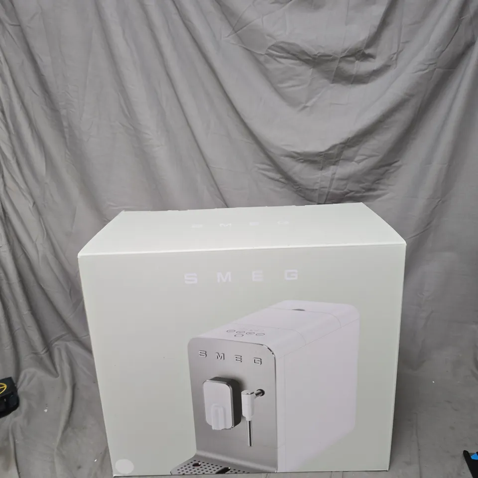 SMEG BEAN TO CUP COFFEE MACHINE MATTE WHITE - COLLECTION ONLY