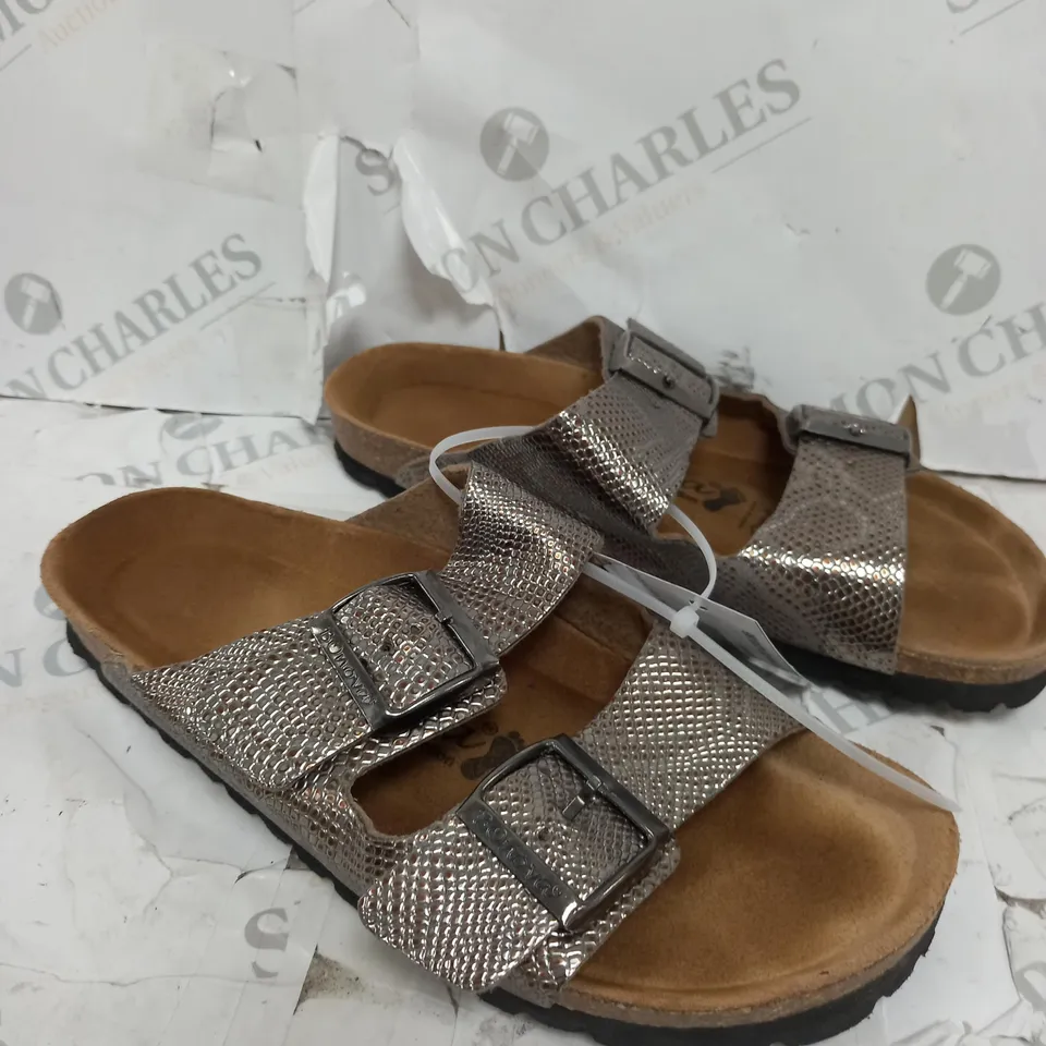 BOXED PAIR OF BONOVA 2 STRAP SANDALS IN TEXTURED METALLIC SILVER COLOUR SIZE 5