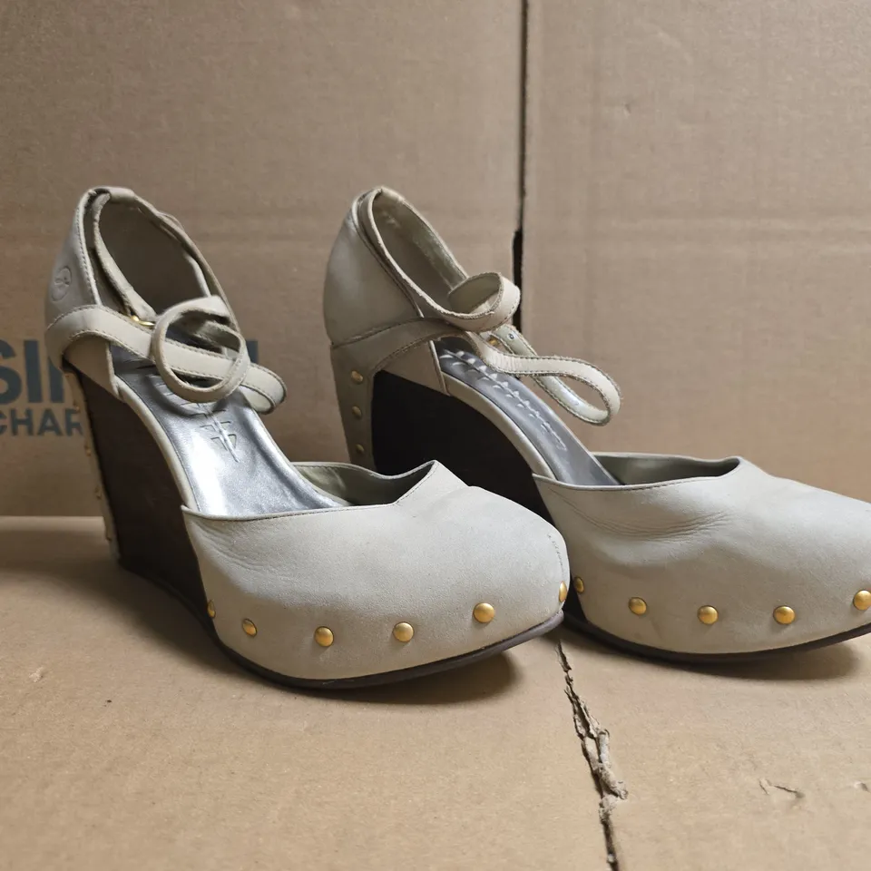 BOXED PAIR OF BRONX CLOSED TOE WEDGE HEELED SHOES IN LIGHT TAUPE/BROWN SIZE EU 37