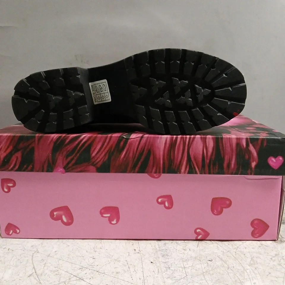 BOXED PAIR OF KOI SHOES IN BLACK W. PINK HEARTS SIZE UK 4