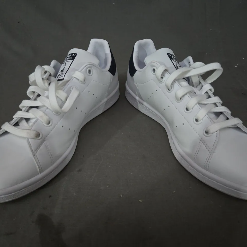 BOXED PAIR OF ADIDAS STAN SMITH SHOES IN WHITE/BLACK UK SIZE 8