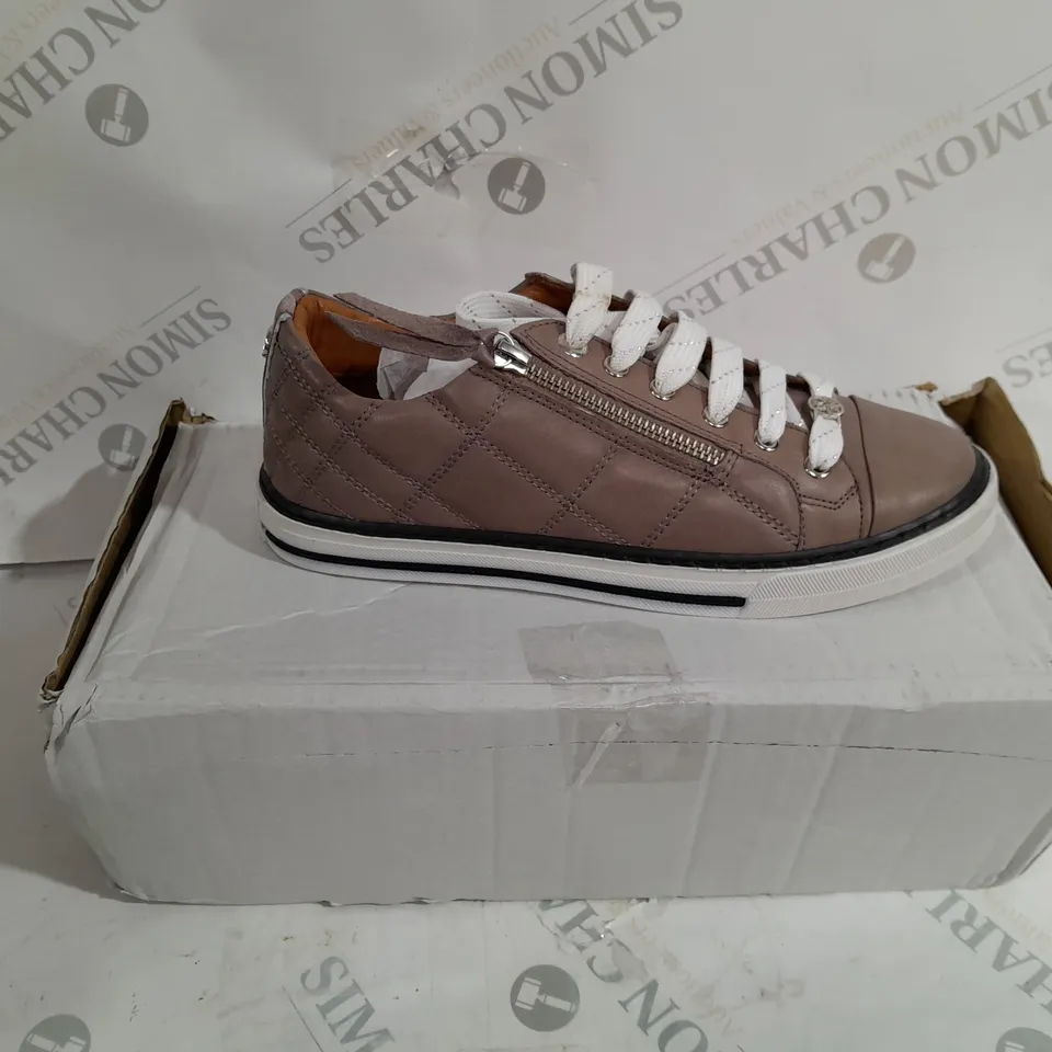 BOXED MODA IN PELLE BAYLEN LEATHER TRAINERS IN TAUPE SIZE 6