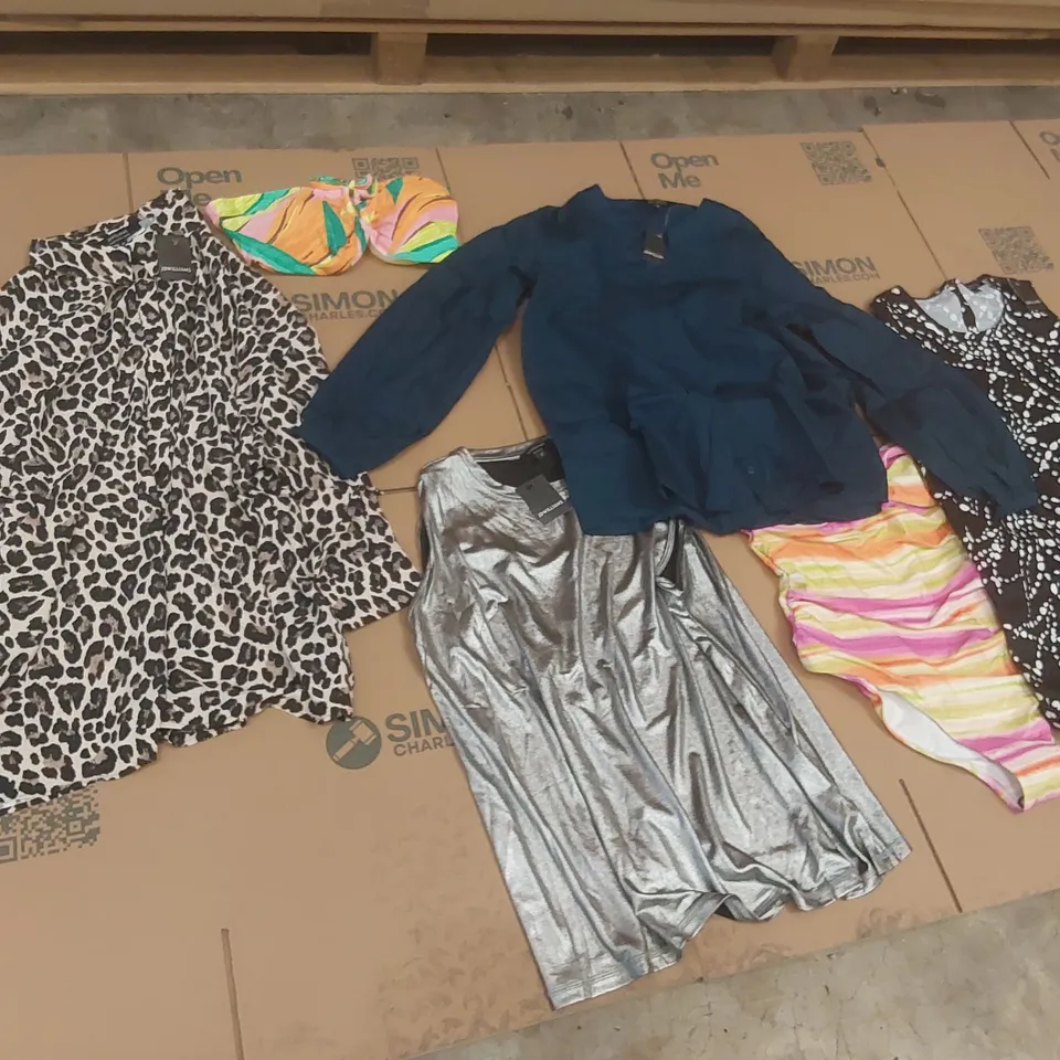 PALLET CONTAINING APPROXIMATELY 650X BRAND NEW ASSORTED DESIGNER CLOTHING ITEMS INCLUDING: JD WILLIAMS BATHING SUIT, TOPS, DRESSES ECT