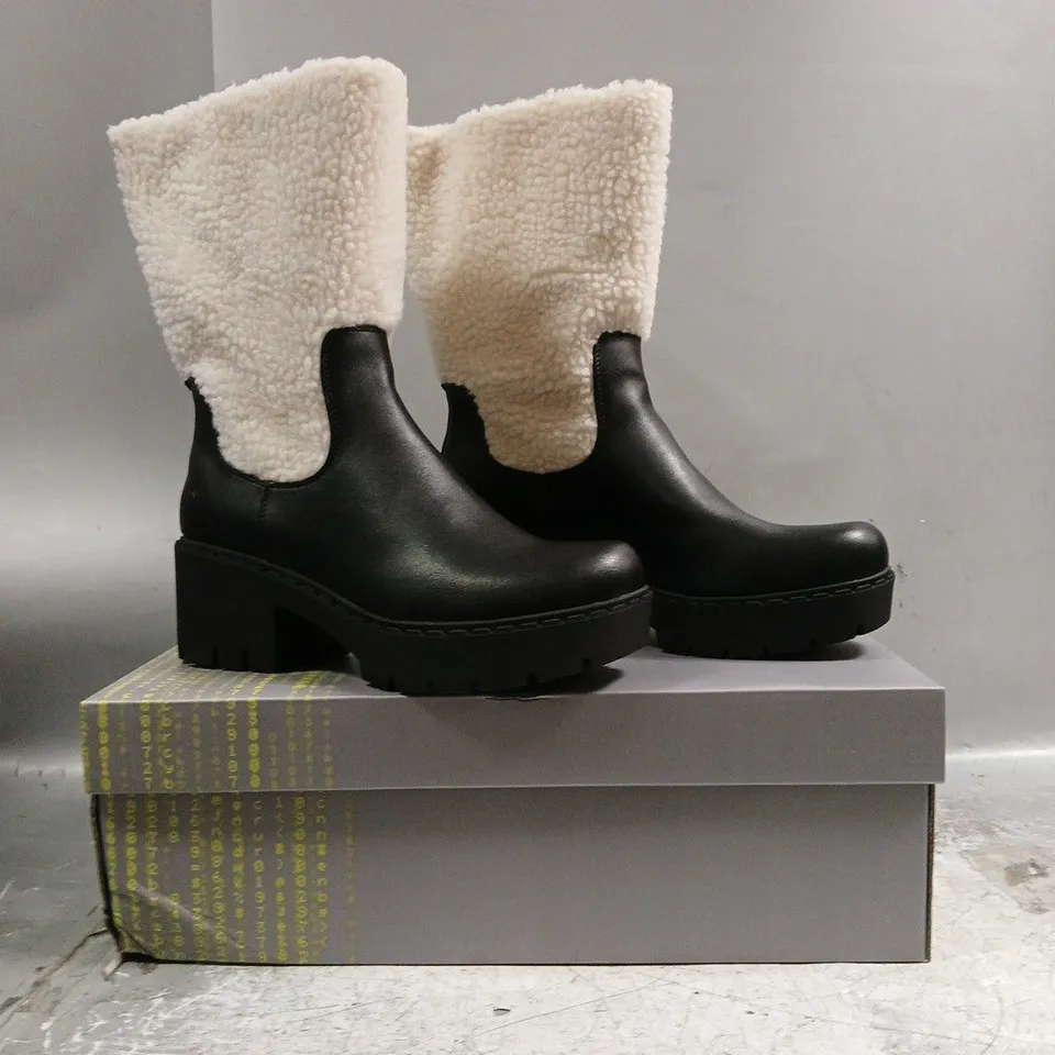 BOXED PAIR OF KOI TEXEL SHEARLING SWITCH BOOTS IN BLACK SIZE UK 9