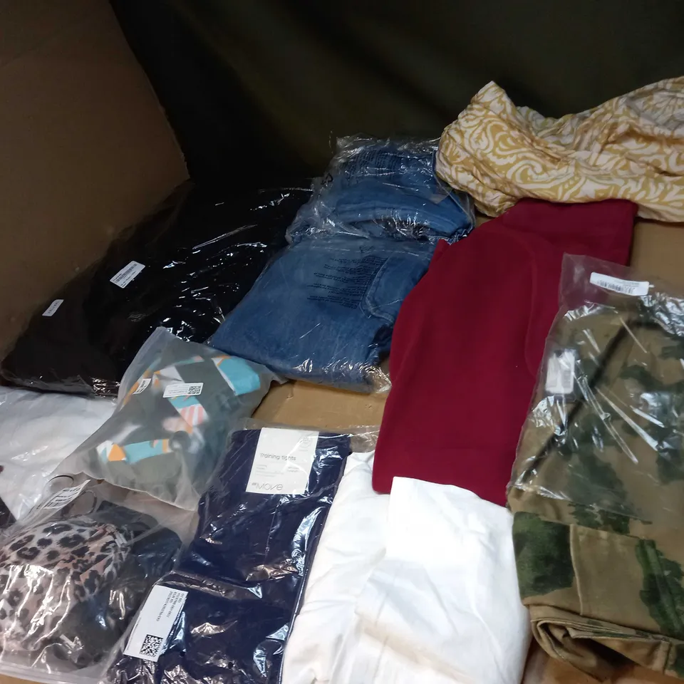 BOX OF APPROX 35 ASSORTED CLOTHING ITEMS TO INCLUDE - DRESSES, T-SHIRTS AND TROUSERS