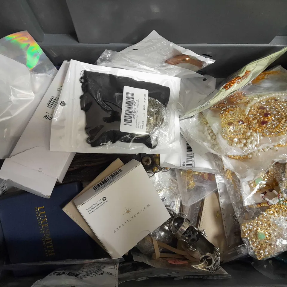 BOX OF APPROX 20 COSTUME JEWELLERY ITEMS TO INCLUDE LIMIT INTERNATIONAL MENS WATCH, LIFE CHARMS FEATHER BRACELET, LUXESMITH SOULMATE NECKLACE