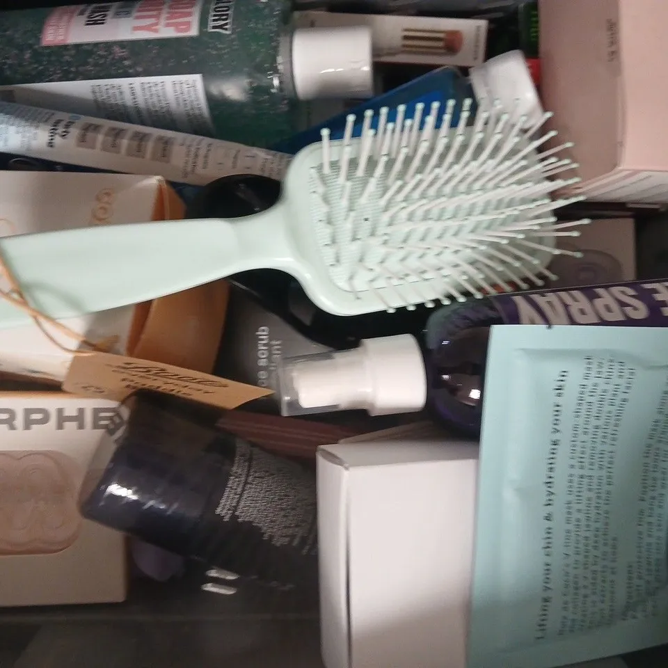 APPROXIMATELY 15 ASSORTED COSMETIC ITEMS INCLUDING VARIOUS MAKES AND BRANDS - COLLECTION ONLY