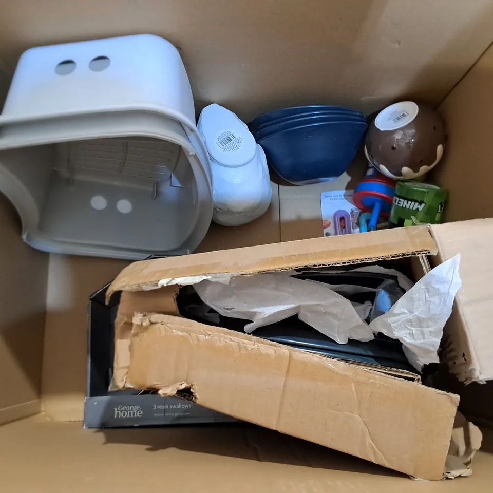 LOT OF APPROXIMATELY 15 ASSORTED HOUSEHOLD ITEMS TO INCLUDE BEADED MIRRORS, MINECRAFT STORAGE CUBE AND COOKWARE PLATES