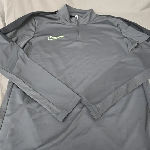 NIKE LOGO 1/4 ZIP TOP - SIZE M